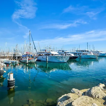 Six * Larnaca