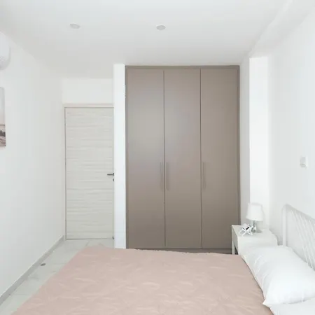 Six Daire *